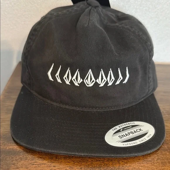 NWT Men’s Volcom Black and White Logo Snapback - Picture 7 of 7